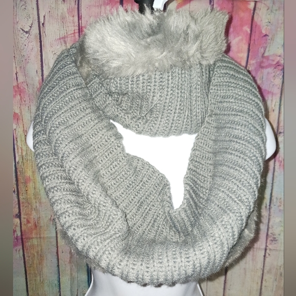 New York & Co Womens Heather Grey Infinity Scarf Knit W/Faux Fur Trim OS - Picture 4 of 6